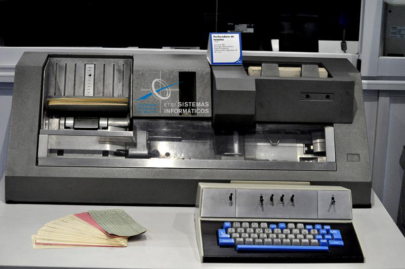 Máquina de tarjetas perforadas TP IBM 029