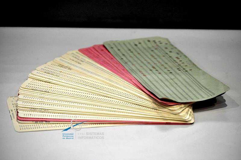 Programa Cobol escrito en tarjetas perforadas Programa Cobol escrito en tarjetas perforadas